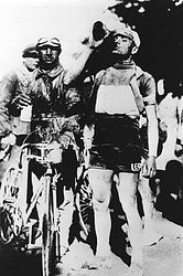 Alfredo Binda, uno dei campioni del ciclismo del passato, che beve durante una sosta a Marsiglia