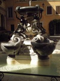 Una delle più eleganti fontane di Roma, quella delle Tartarughe, a piazza Mattei