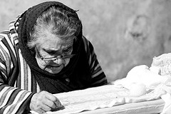 Donna anziana ricamatrice, foto di Alex Scarcella