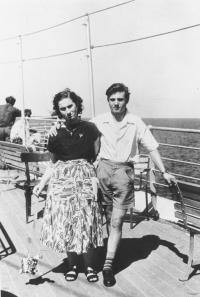 Coppia di italiani a bordo della nave Castel Felice che dall’Australia era diretta a Messina (1952)