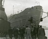 Genova 1948. Italiani che si stanno imbarcando sulla nave Svalbard che li avrebbe portati in Australia.