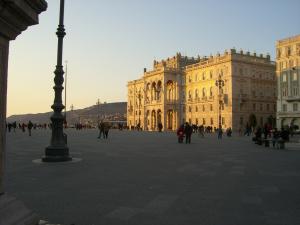 Trieste, p.zza dell’Unità d’Italia (foto di Elena Torre). Le carte e i documenti personali di Giorgio Strehler sono conservati nel Civico Museo Teatrale Carlo Schmidl.