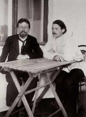 Anton Cechov e Maxim Gorkj. Del primo Strehler mise in scena, tra l’altro, anche “Il giardino dei ciliegi” (1973-74); del secondo “L’albergo dei poveri”, nel 1947.
