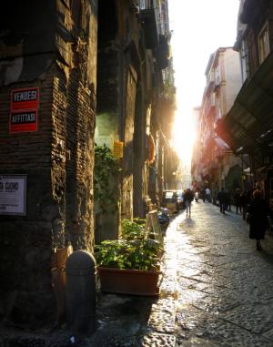 Centro storico di Napoli, via dei Tribunali. Su questa via al n. 253 c’è il palazzo del Pio Monte della Misericordia.