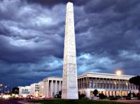 L'obelisco di Marconi, così chiamato perché dedicato a Guglielmo Marconi, eretto nel 1959 nel quartiere razionalista dell'EUR