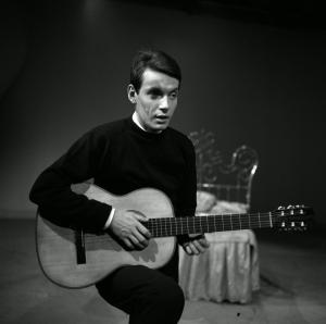 Fabrizio De Andrè durante la trasmissione "Rendez vous" (1963). Per gentile concessione di Rai Teche.