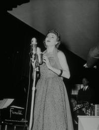 Nilla Pizzi al Festival di Sanremo 1955. Per gentile concessione di Rai Teche.