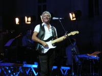 Claudio Baglioni durante un concerto del 2006. Foto concessa da Inviaggio. Fonte Wikicommons