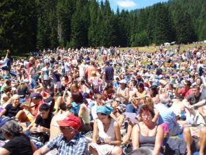 Dolomiti: spettatori ad un concerto nella foresta dei violini