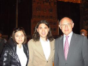 Luis e María Laura con H. Timerman (Ministro de Relaciones Exteriores y Culto della Repubblica Argentina ). Foto di Miguel Angel Flumian