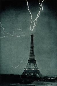 Un fulmine colpisce la Torre Eiffel nel 1902