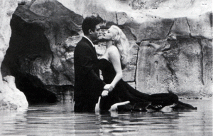 M. Mastroianni e A. Ekberg in "La dolce vita" (1960) di Fellini