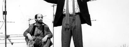 Roberto Benigni in "La voce della luna" di Fellini. Fonte: INDIRE, Olycom spa
