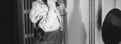 Un bambino al telefono, Milano, 1945. Fonte: INDIRE-DIA, Olycom spa
