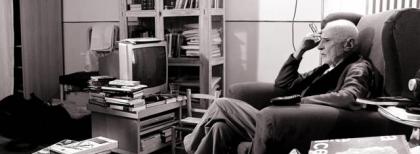 Il regista Mario Monicelli in una pausa di riflessione. Fonte: INDIRE-DIA