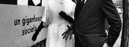 Nella foto con Federico Fellini la modella indossa un abito di Simonetta