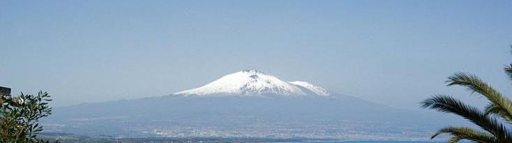 Sicilia, costa orientale: l'Etna innevato