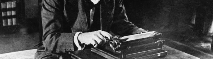 Pirandello alla macchina da scrivere, 1930 circa