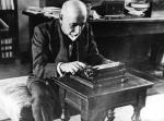 Pirandello alla macchina da scrivere, 1930 circa