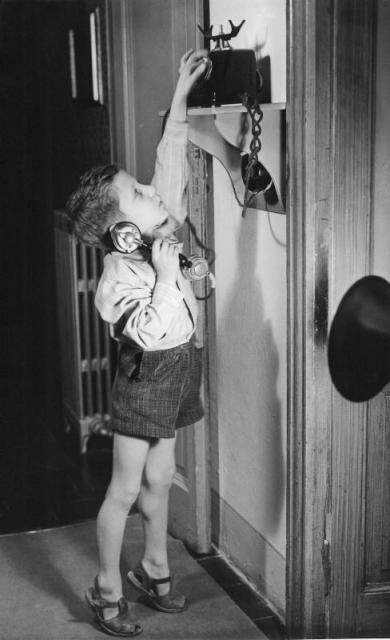 Un bambino al telefono (Milano, 1945)
