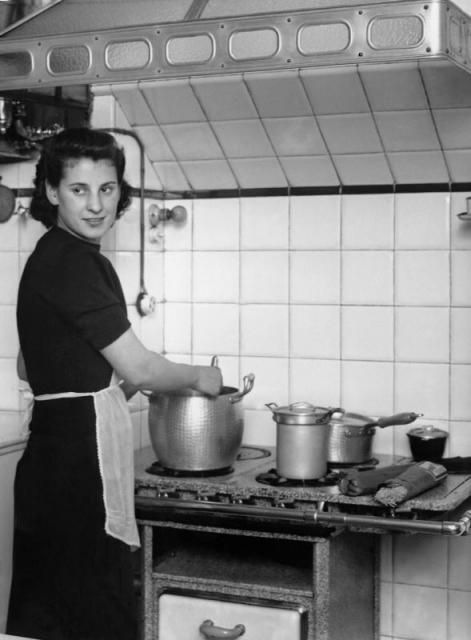 Casalinga ai fornelli, 1951