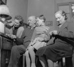 Famiglia attorno alla radio, anni '50